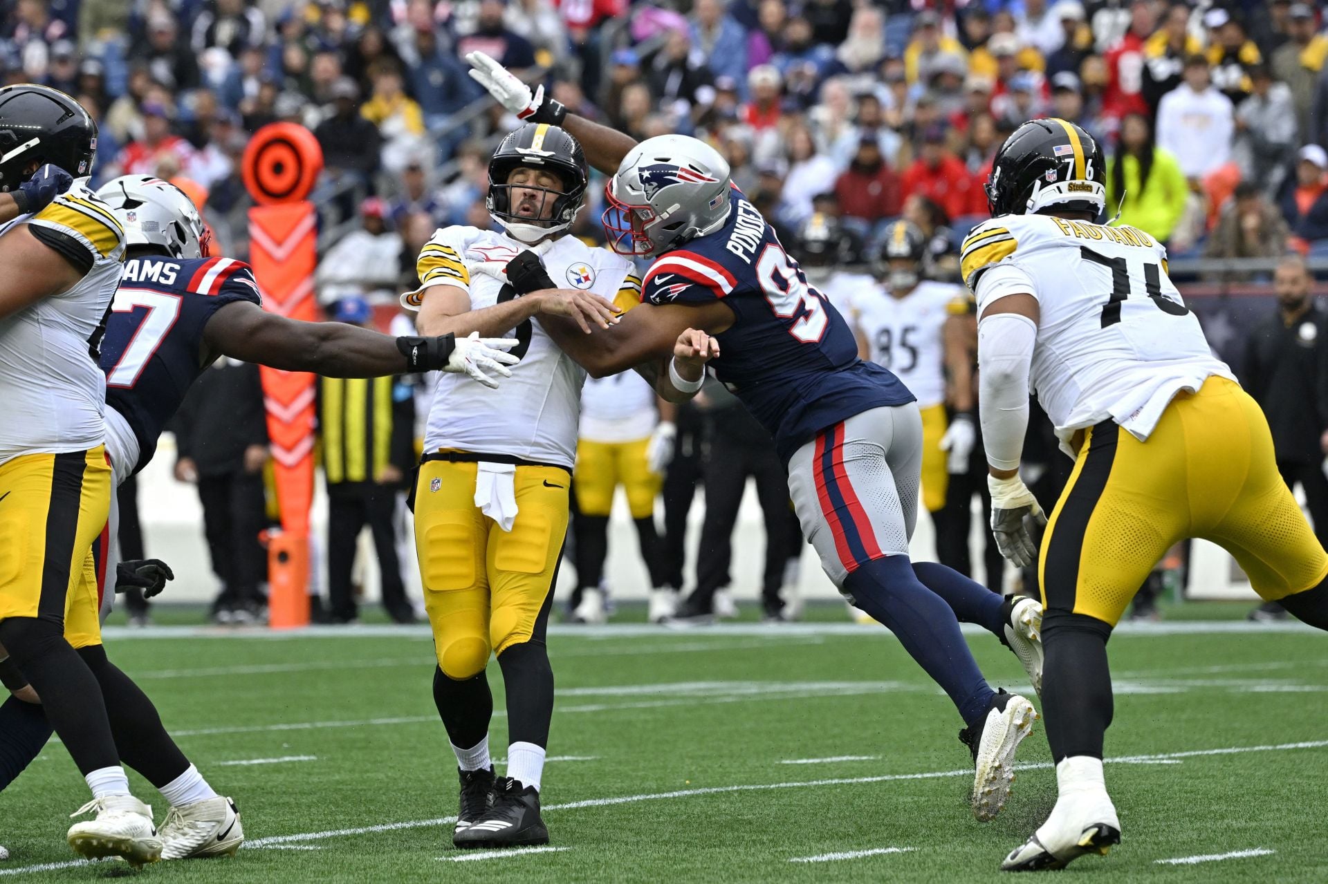 “Aaron Rodgers just got hit into retirement” “RIP”: NFL fans mock Steelers QB over brutal sack vs. Patriots
