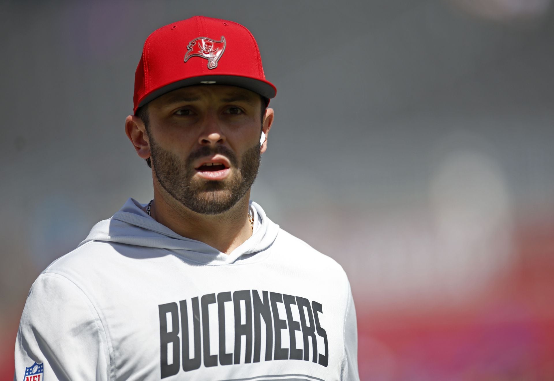 “Baker Mayfield might be broken” “Trash”: NFL fans rip “awful” $165,000,000 QB over 5-sack outing in 23-16 loss to Vikings