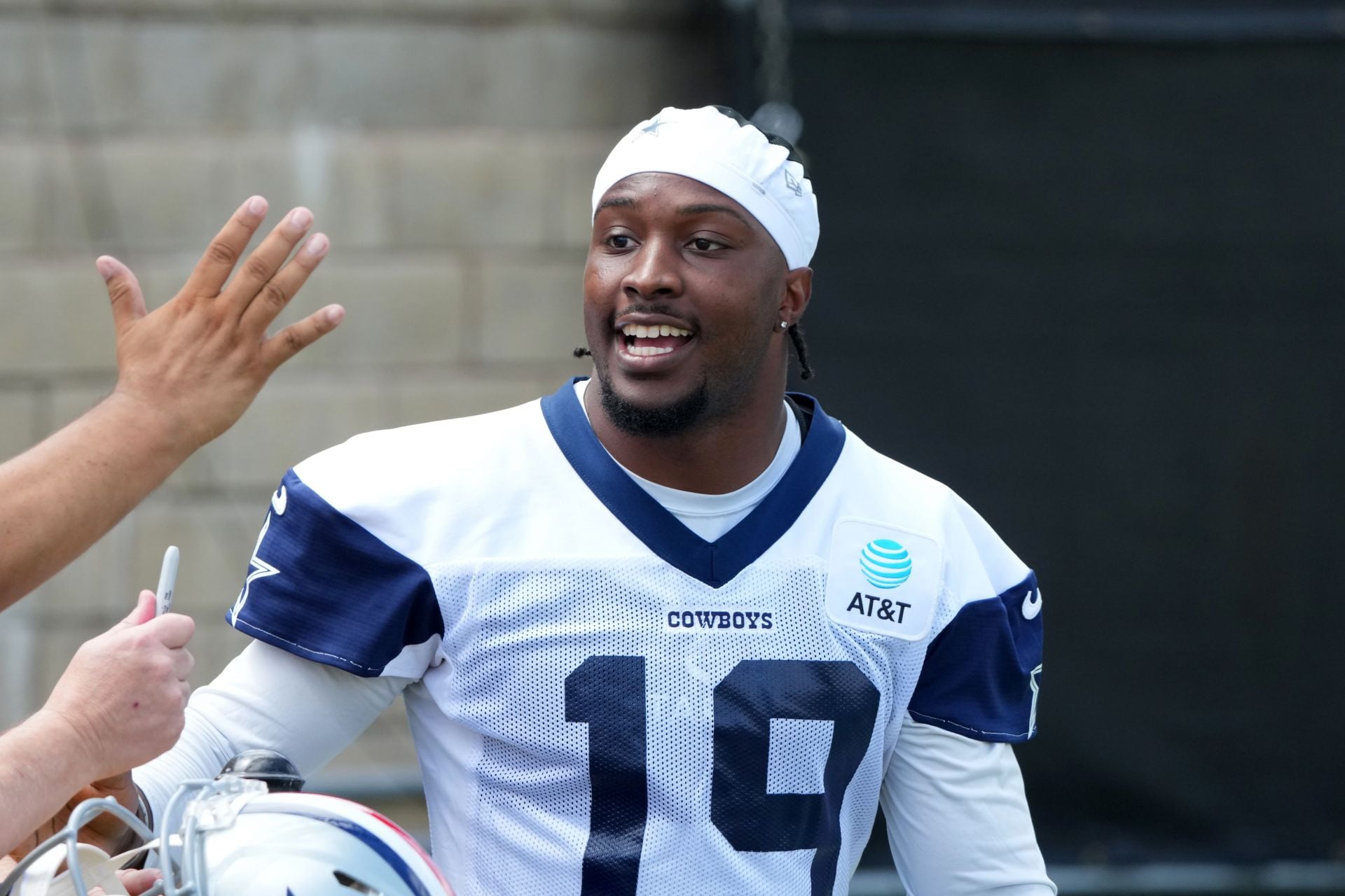 "Yeah, George Pickens is gone" "Jerry Jones, the team builder": NFL fans react as Cowboys sign WR on $6,000,000 deal