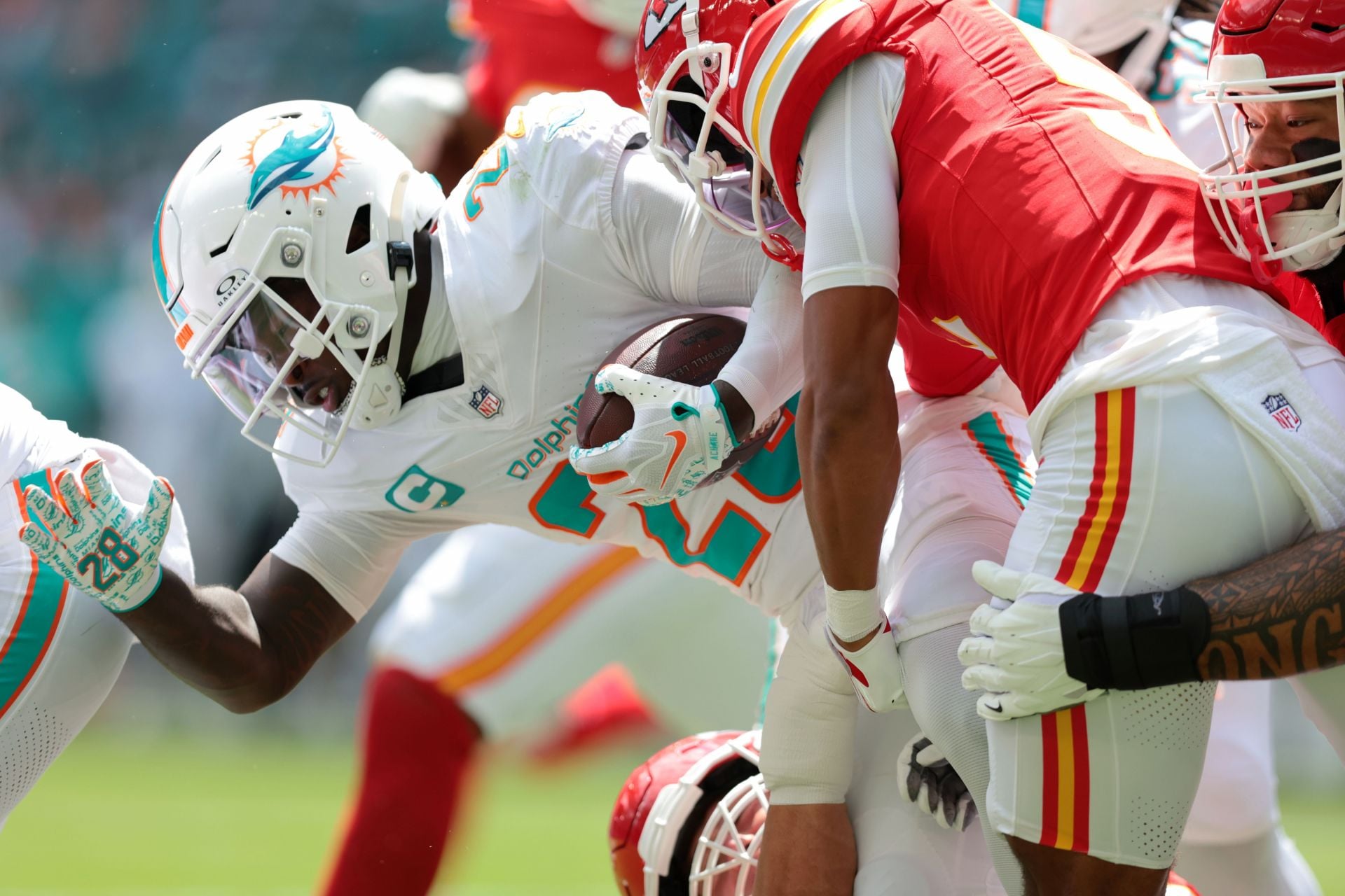 "Just give us the first pick already": Dolphins fans react as De'Von Achane exits early after knee injury vs Chiefs