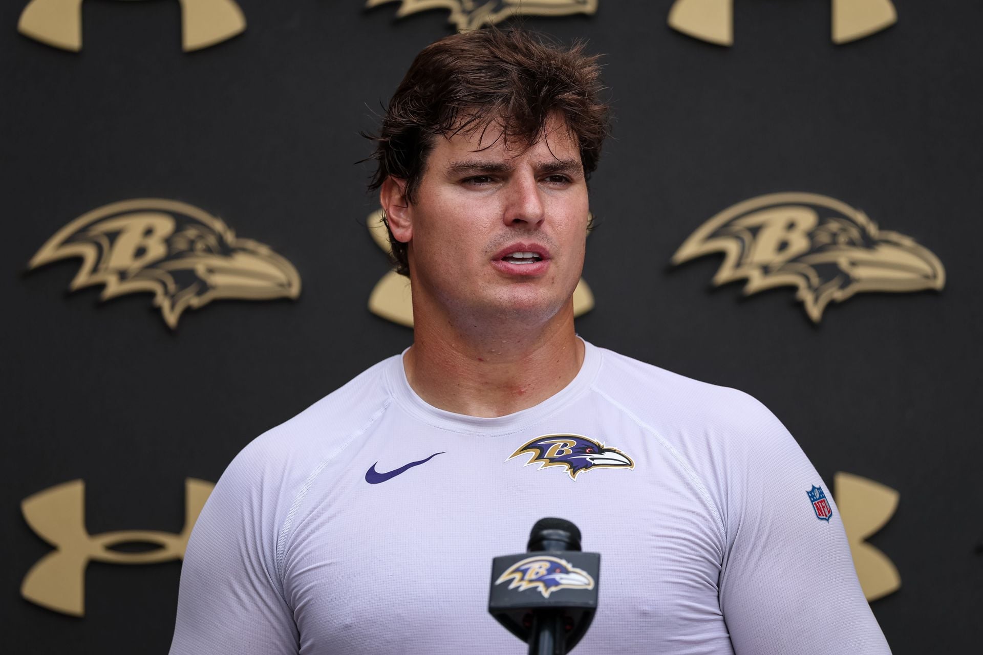 "Looks like a door to door roof salesman": NFL fans troll Trey Hendrickson's pregame outfit as Ravens new DE arrives for Week 2 game