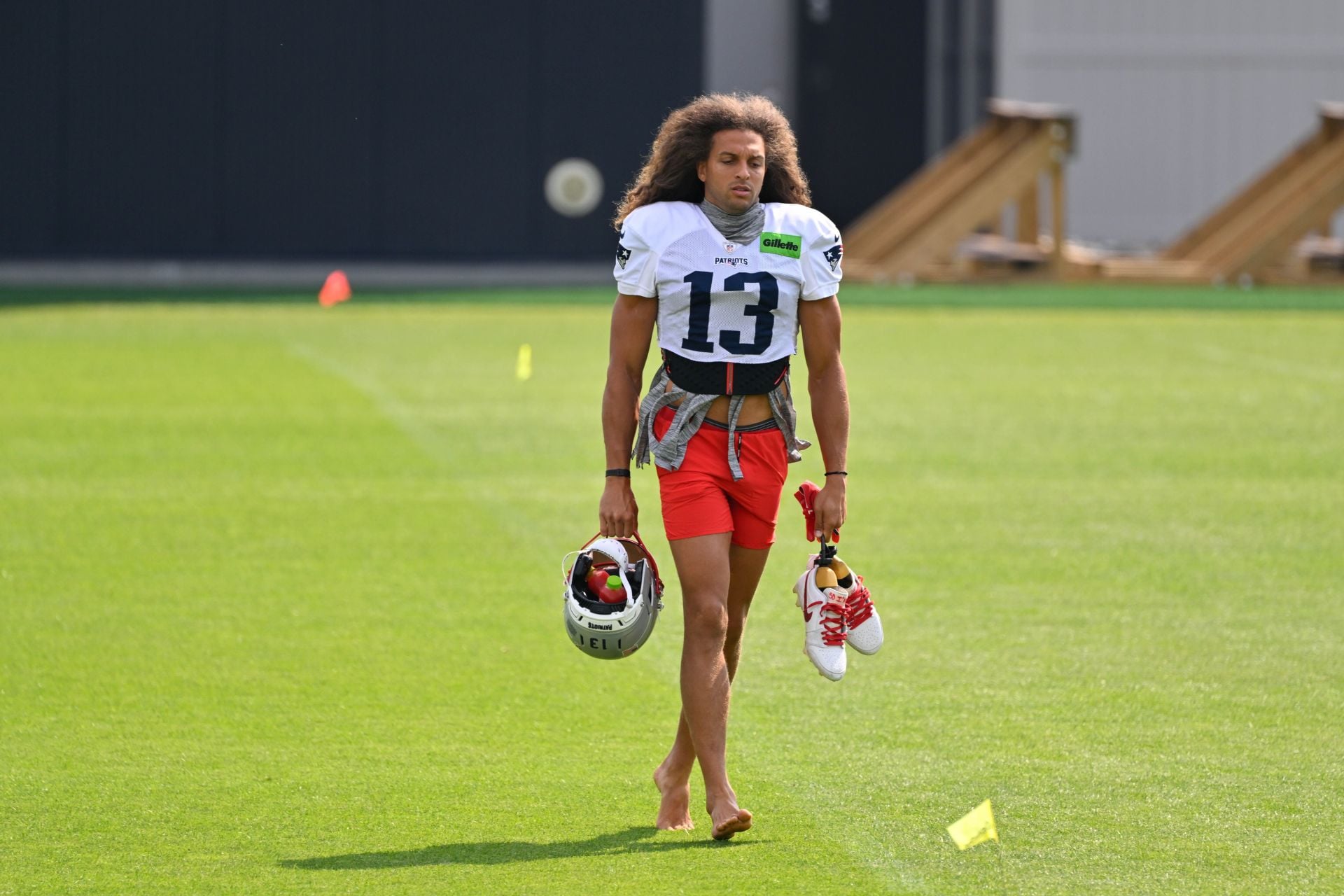 "Weirdo" "If they lose today, trade him to the Raiders": NFL fans react to Mack Hollins arriving barefoot with a brick for Week 2 game vs Steelers