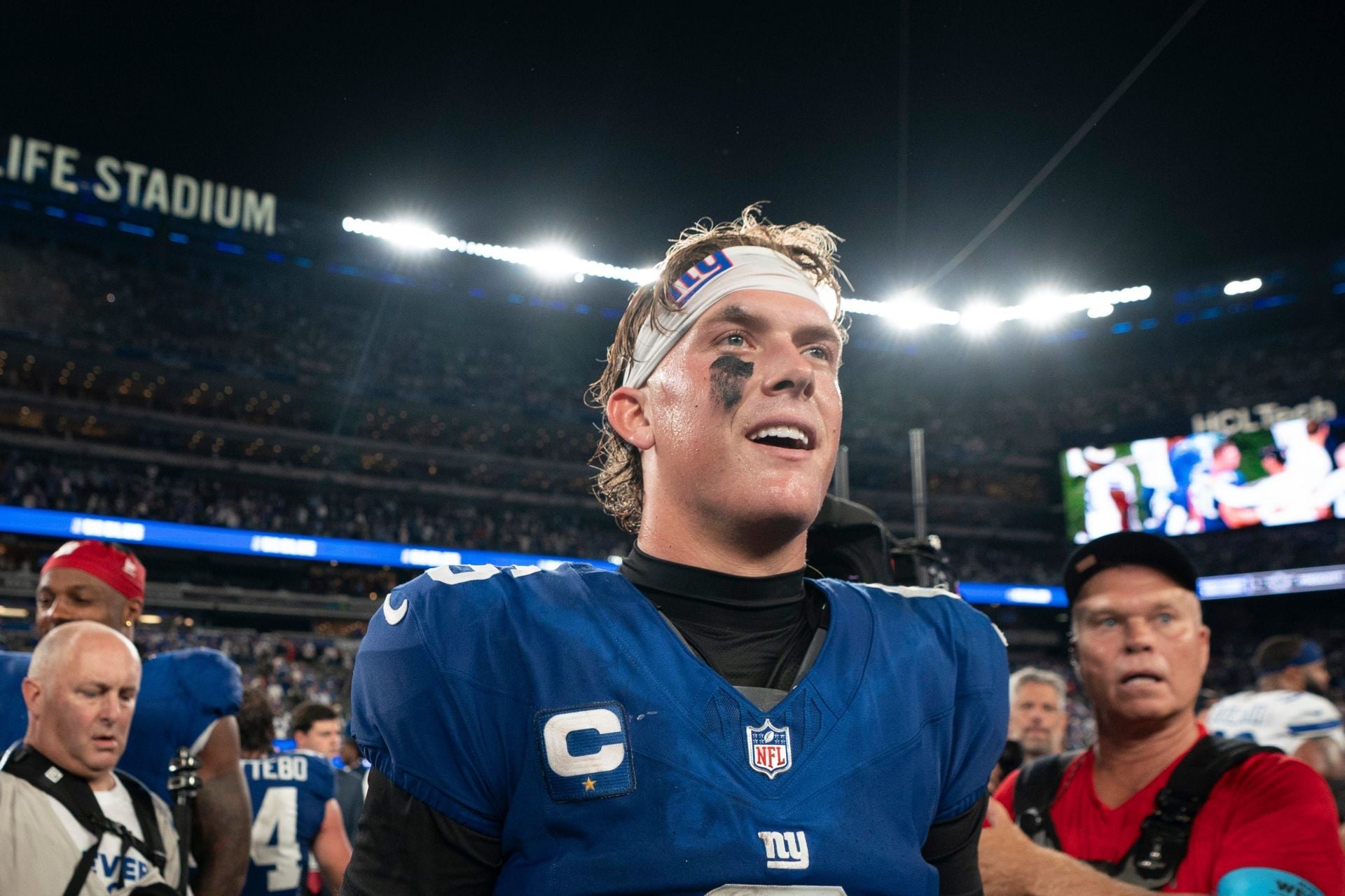 “Better than Joe Burrow” “Dresses like an idiot”: NFL fans split over Jaxson Dart’s pregame outfit as Giants QB arrives for MNF game vs. Rams