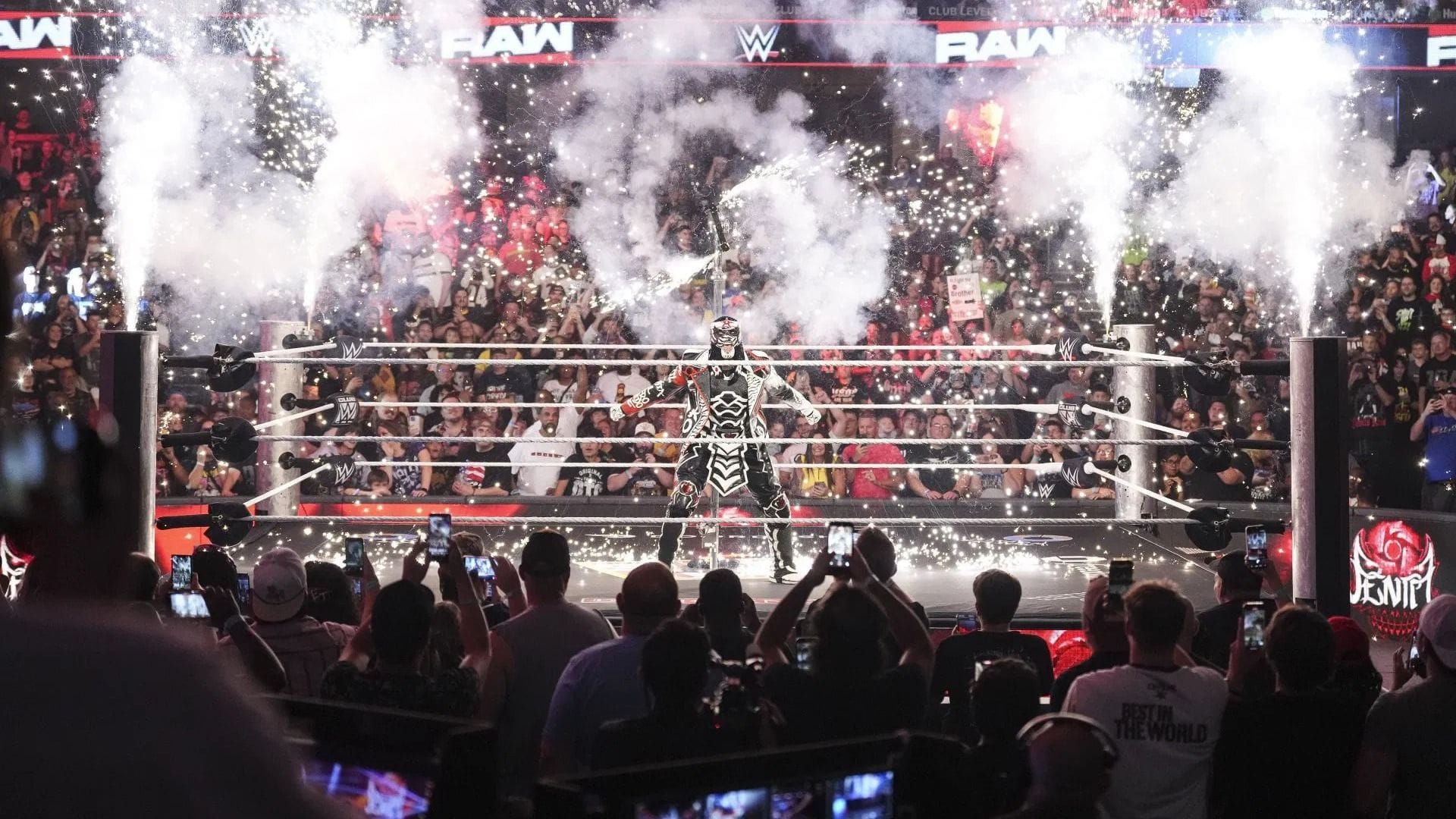 WWE gets deafening pop after World Title challenger enters ring