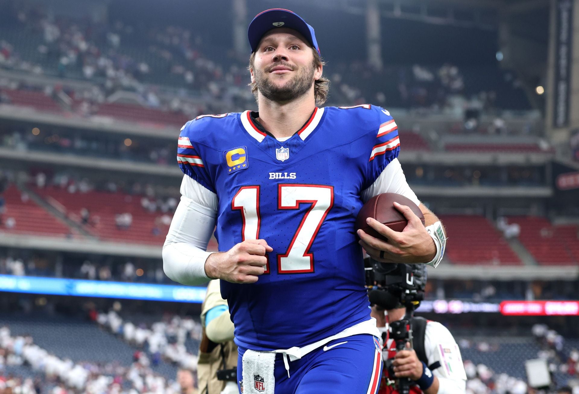 “Looks like he works at GameStop”: NFL fans react as Josh Allen arrives with “zero drip” for Bills-Lions TNF game