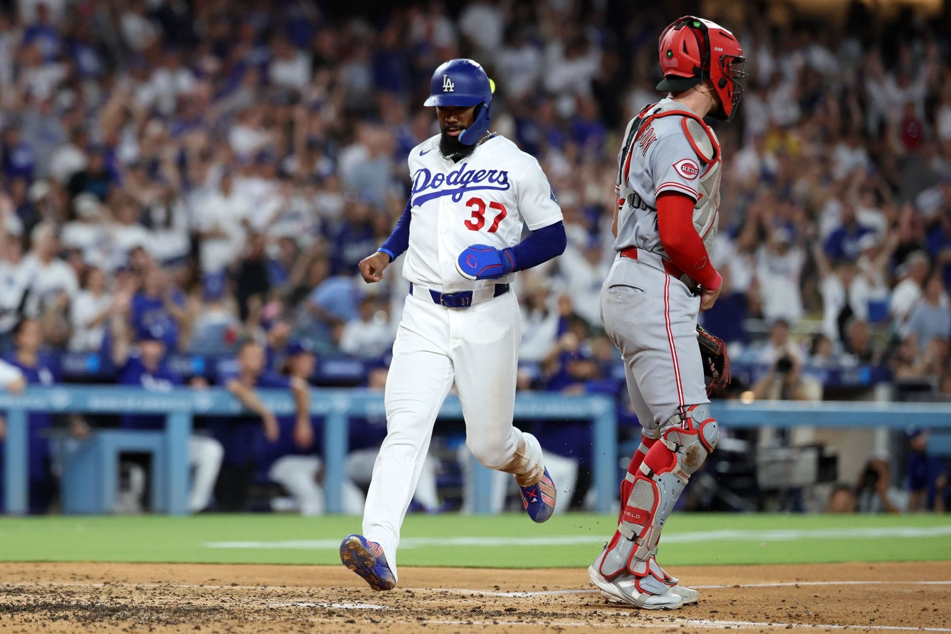 "Teoscar Hernández slow as dirt"; "Running in sand" - Fans mock $66M Dodgers star after Elly De La Cruz throws him out at home plate
