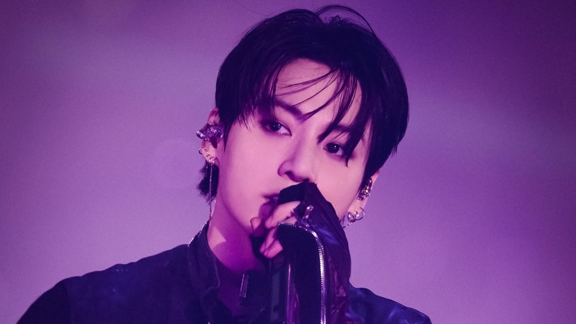 "Waiting eagerly for his next solo Album" - Fans lose it as Jungkook does 3D choreo on an ARMY sign request at BTS ARIRANG LA Day 3