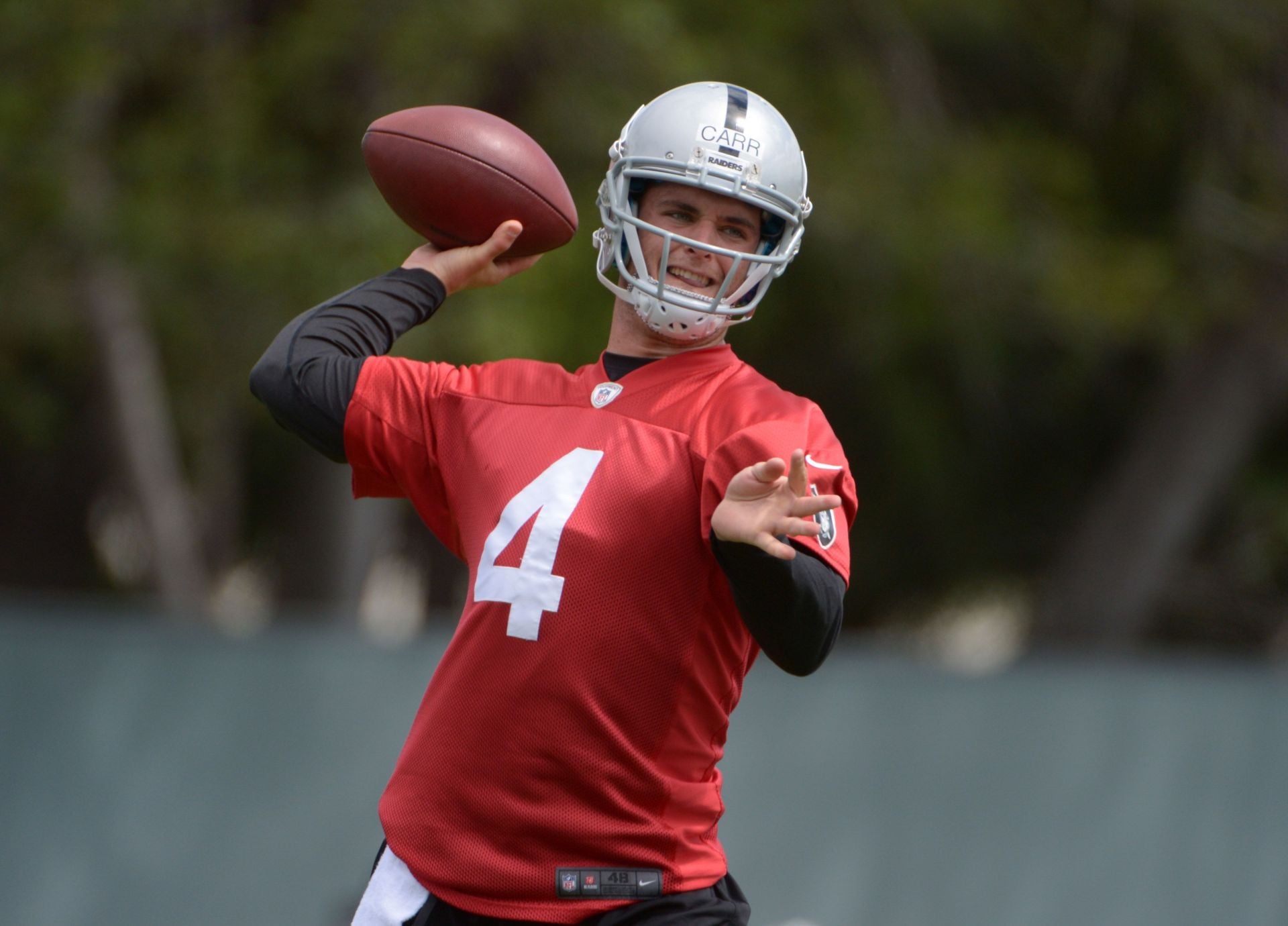 Former NFL quarterback David Carr throws a pass at Oakland Raiders practice - Source: Imagn