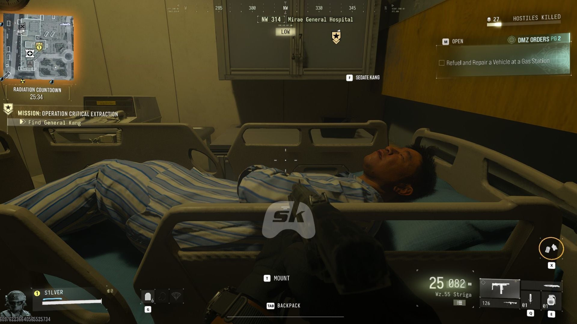 Screenshot oficial do DMZ de Modern Warfare 4 mostrando o operador sedando o HVT no hospital