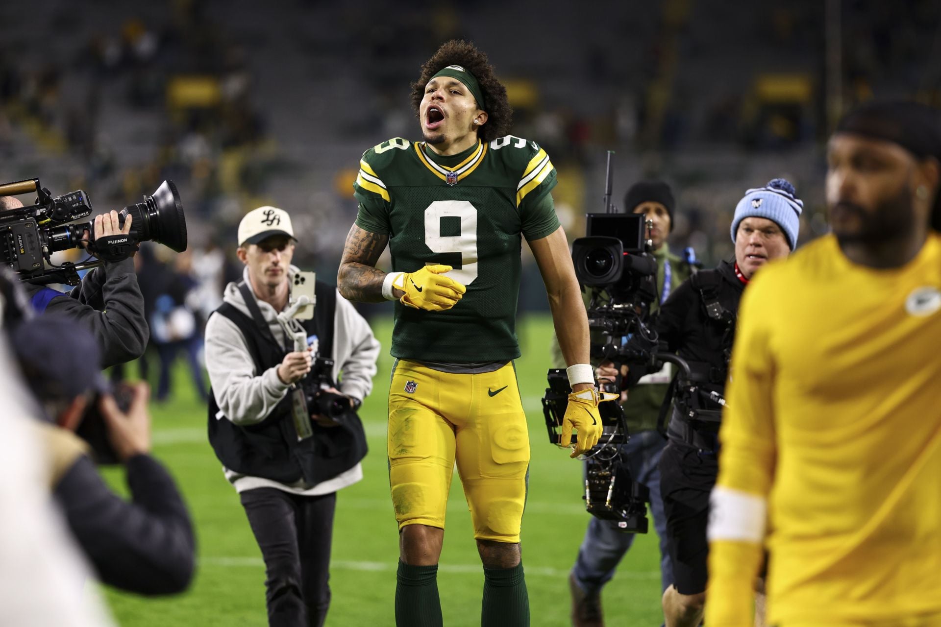 49ers podcaster compares Christian Watson with iconic Stone Cold Steve Austin meme after Packers WR returns to TNF in ambulance
