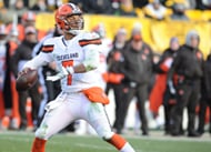 Former Browns quarterback DeShone Kizer looks for a receiver against the Steelers - Source: Imagn