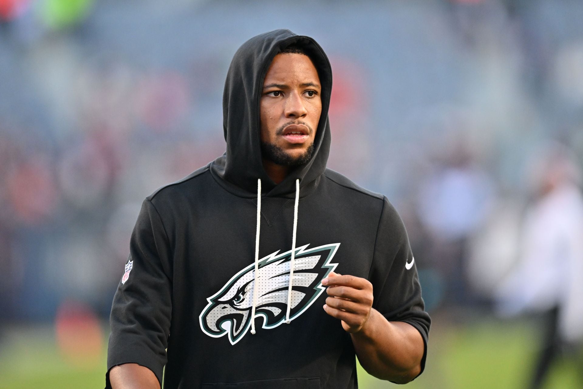 “Clearly ain’t his year” “Dude is glass”: NFL fans react as Saquon Barkley limps to medical tent after getting injured vs. Rams
