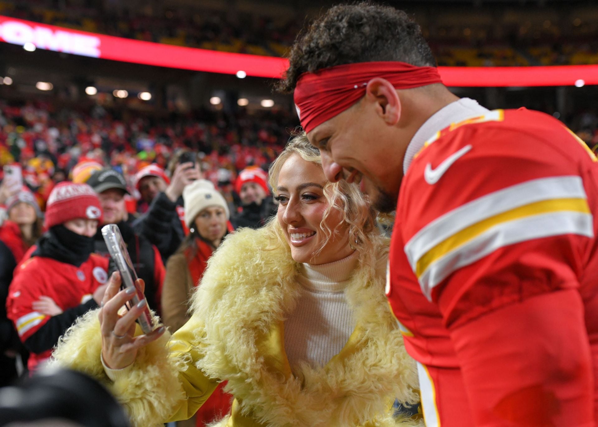 10 NFL Stars Who Married Their High School Sweethearts