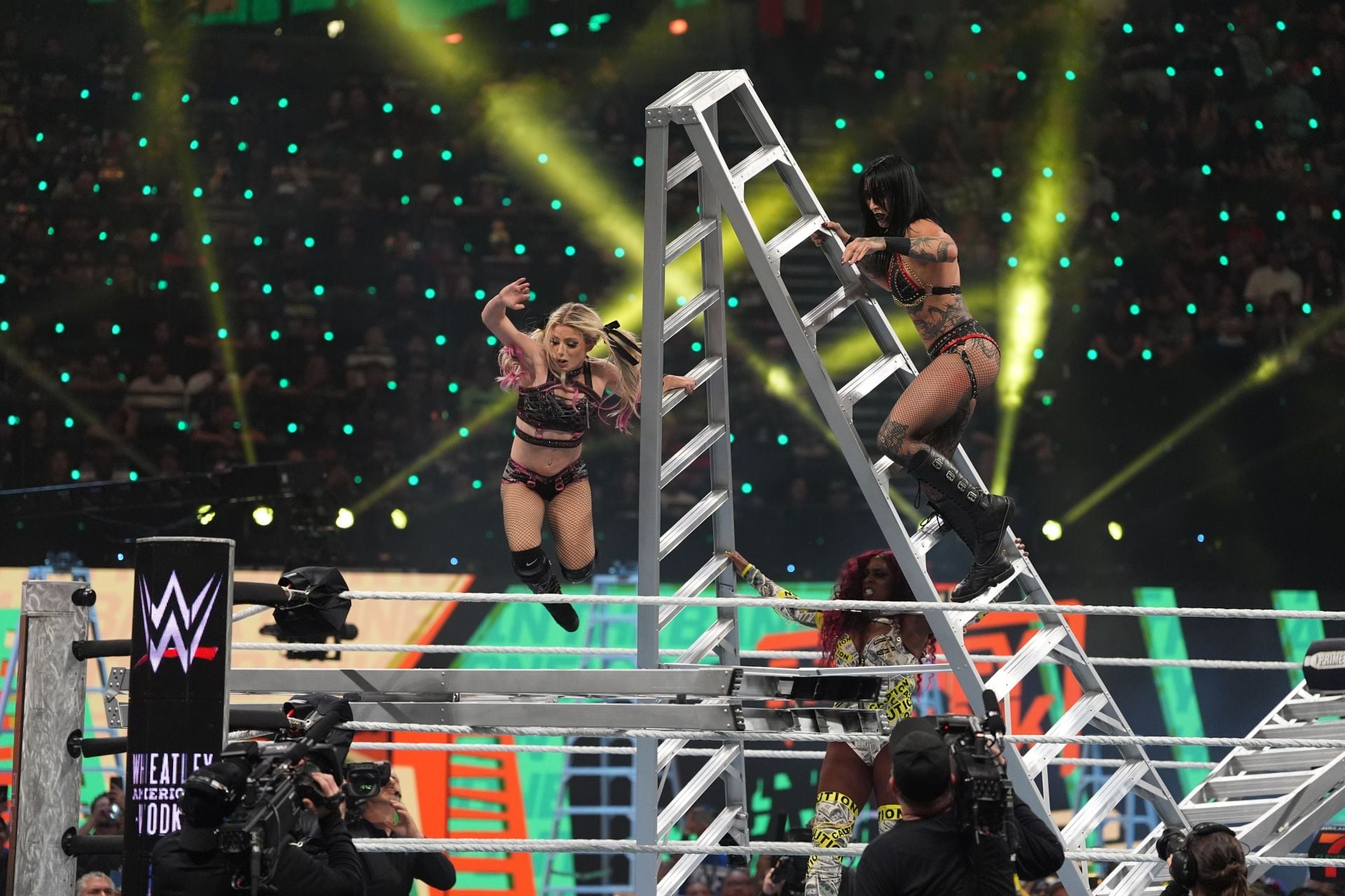 “HELP,” says WWE star immediately after scary spot during Women’s Money in the Bank Ladder Match