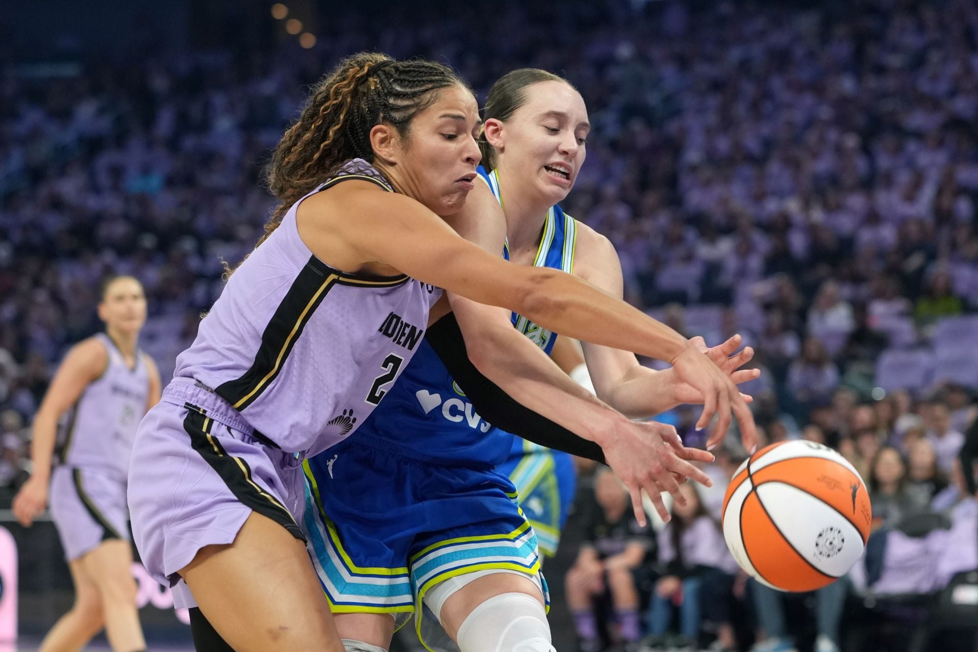 Paige Bueckers Flips the Bird to Valkyries Player After Gut-Wrenching Playoff Loss   