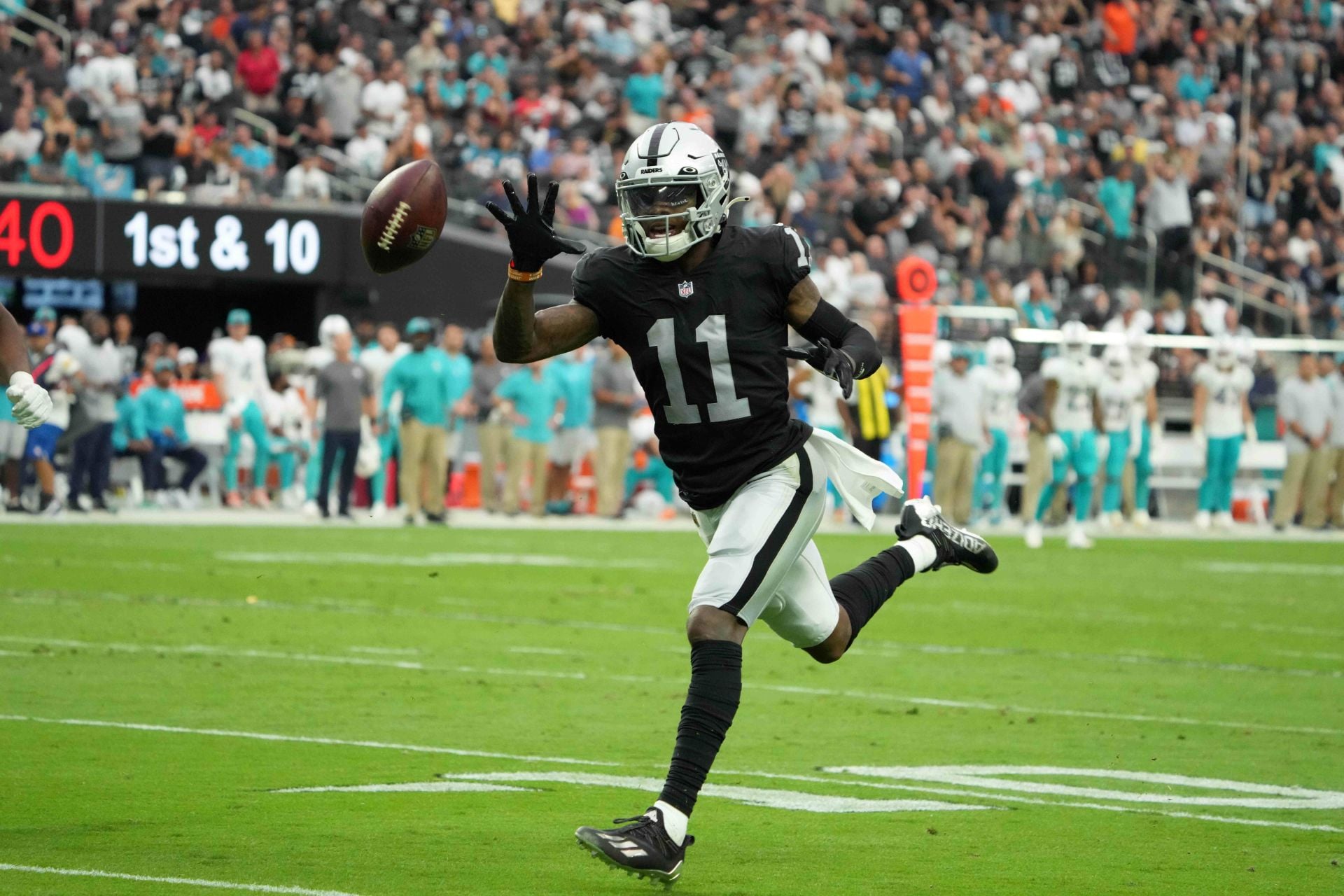 Former Las Vegas Raiders wide receiver Henry Ruggs III attempts to catch a pass against the Miami Dolphins - Source: Imagn