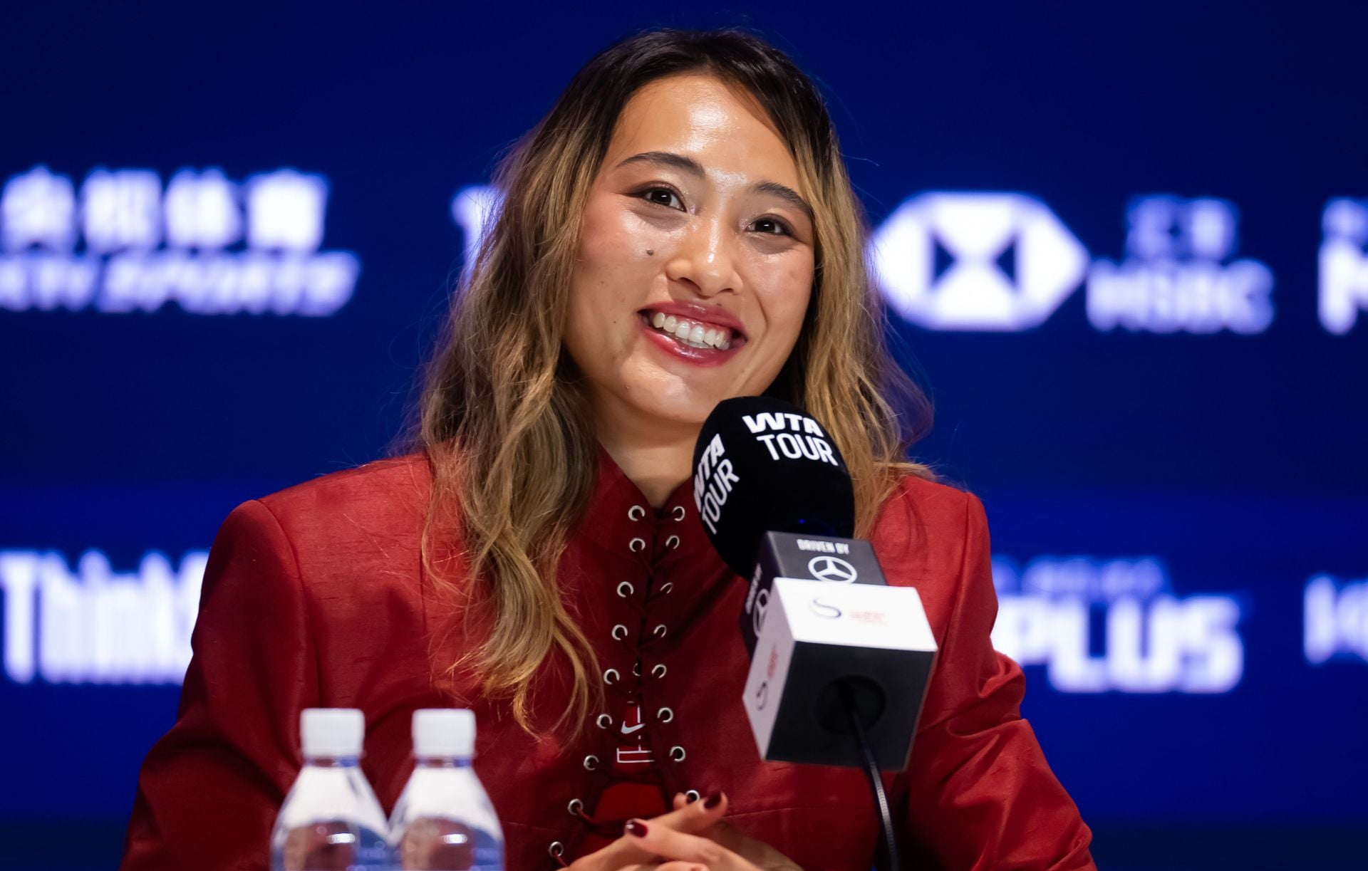 “Stick with tennis, girl” – Fans react as Zheng Qinwen’s ‘worst Karaoke’ performance in China Open title celebration goes viral