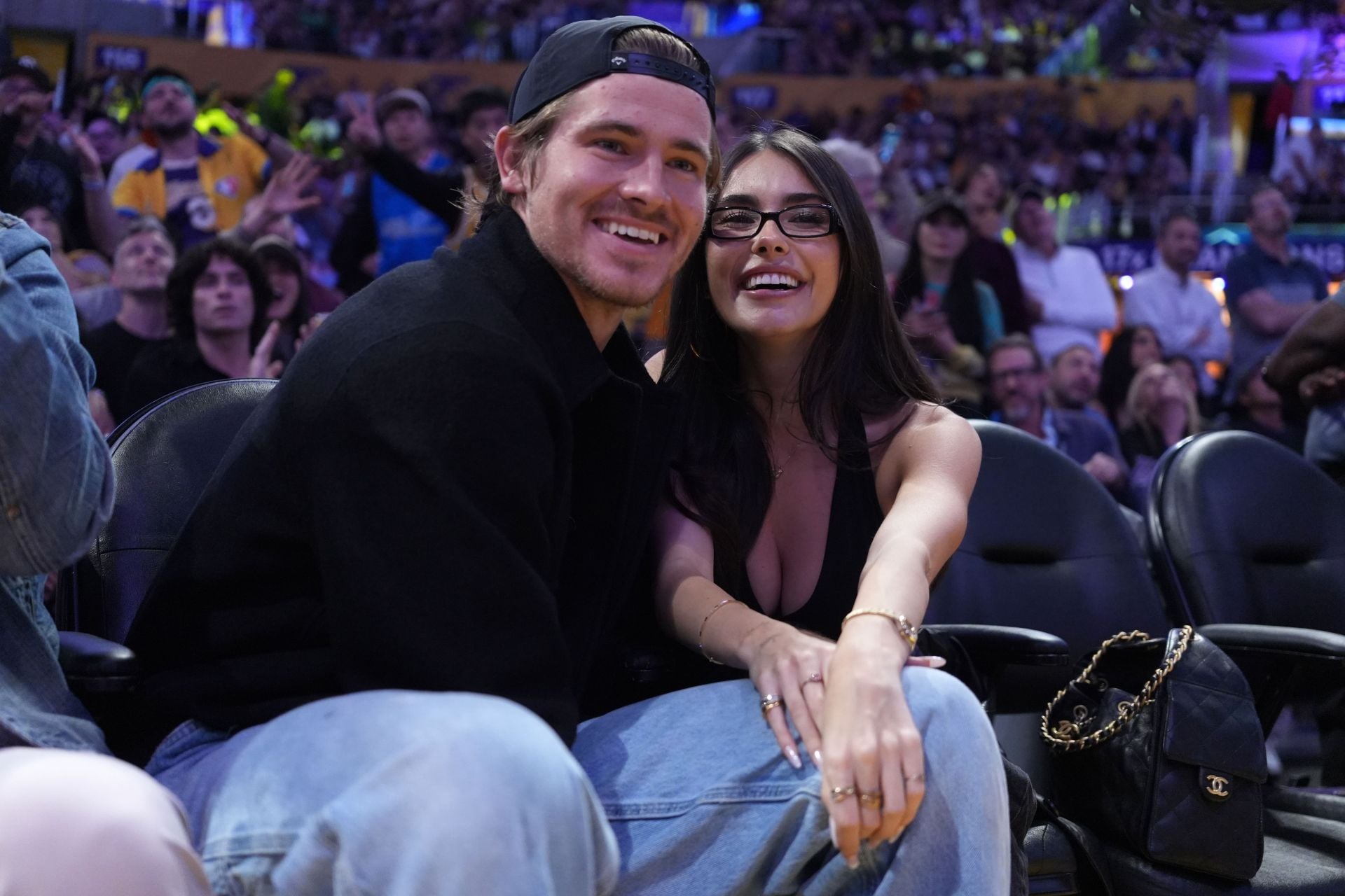 “Stephanie Niles & Madison Beer on the same team”: NFL fans react as Chargers sign veteran QB amid Justin Herbert’s struggles