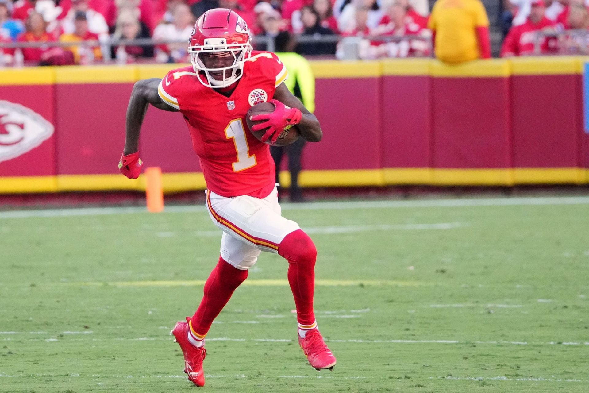 Kansas City Chiefs wide receiver Xavier Worthy runs after making a catch against the Los Angeles Chargers - Source: Imagn