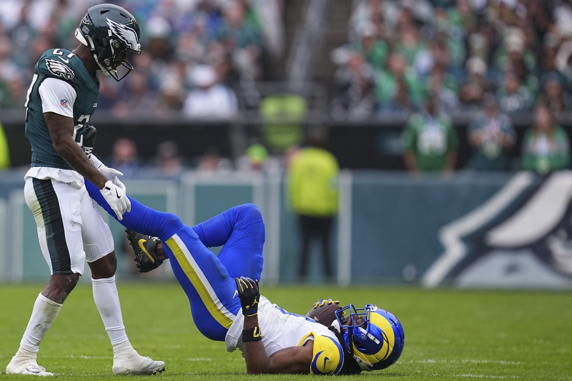 "Should’ve been an unsportsmanlike call" "How is that not a flag?": NFL fans rip Davante Adams for kicking Quinyon Mitchell as Rams beat Eagles