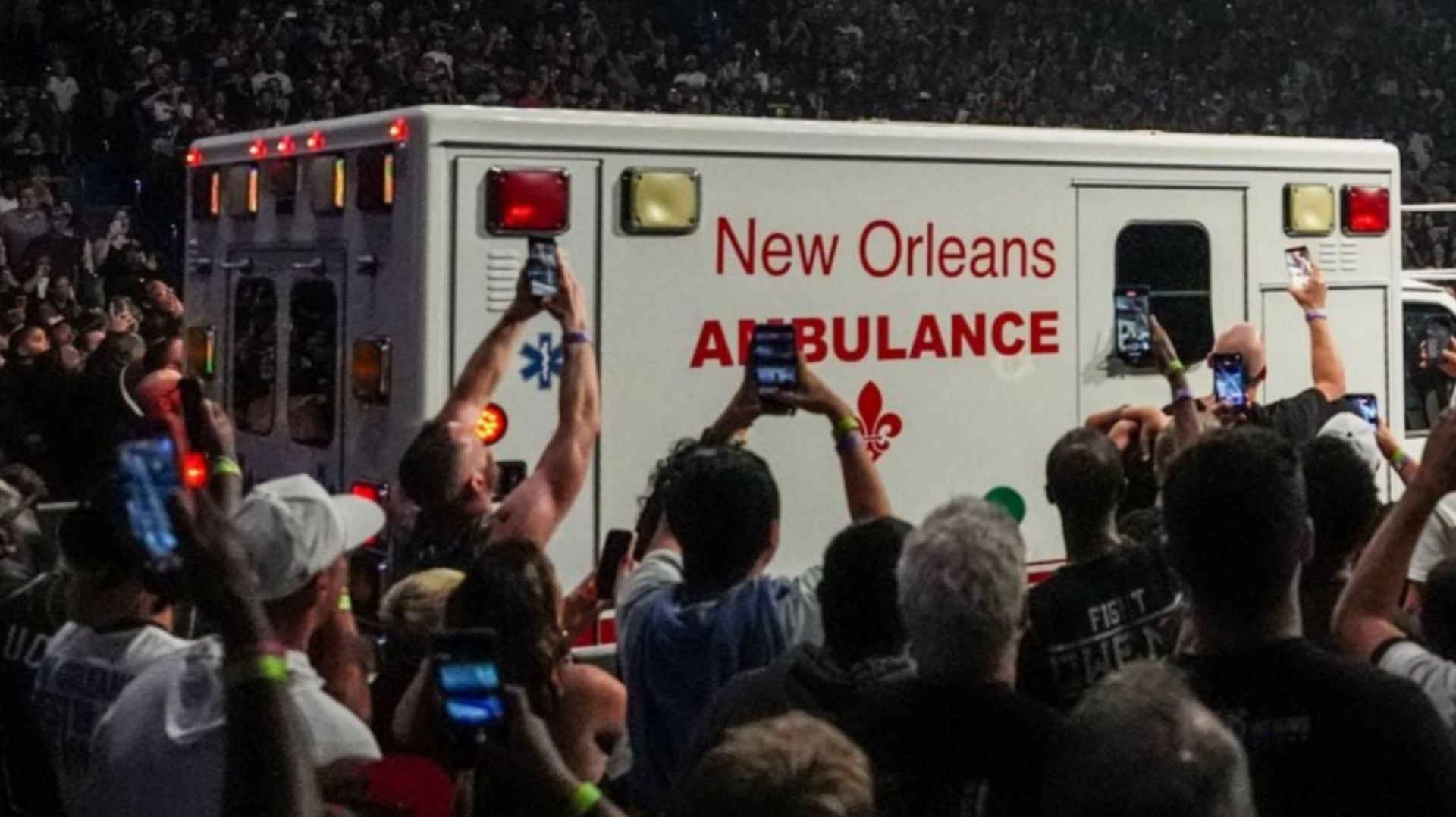 Doctors rush in to check on Chad Gable on WWE RAW; huge injury scare