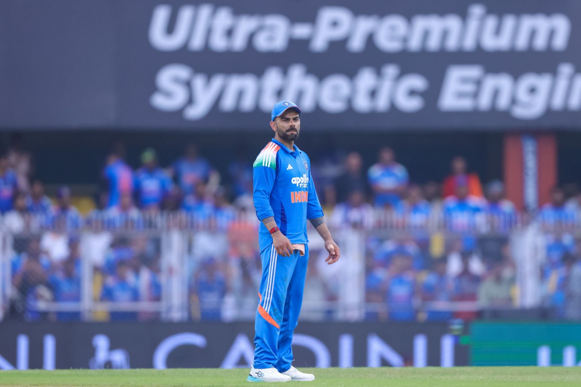 Virat Kohli poses for paparazzi at Mumbai airport ahead of NZ vs IND 2026 series [Watch] 