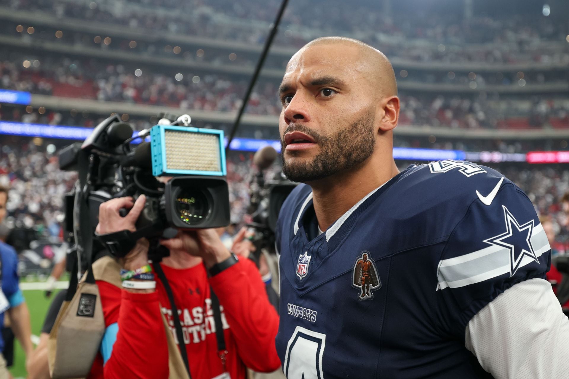 “Embarrassing” "Coming to lose": NFL fans mock Dak Prescott for “wearing green in enemy territory” over leather pants for MNF