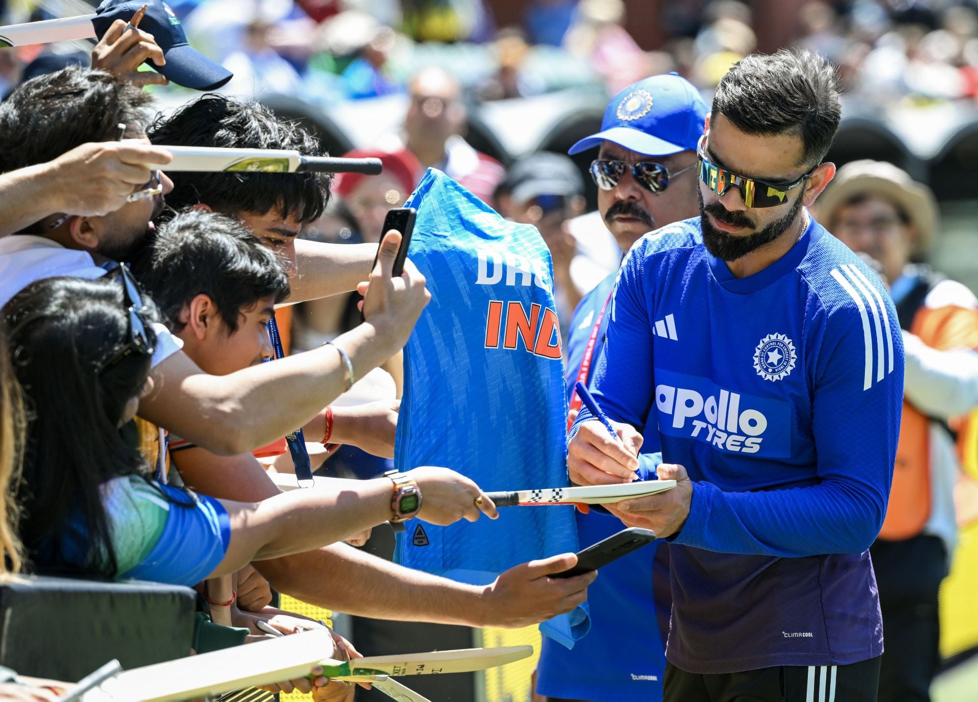 Virat Kohli autographs net bowler’s jersey amid practice session for NZ vs IND 2026 ODIs [Watch]