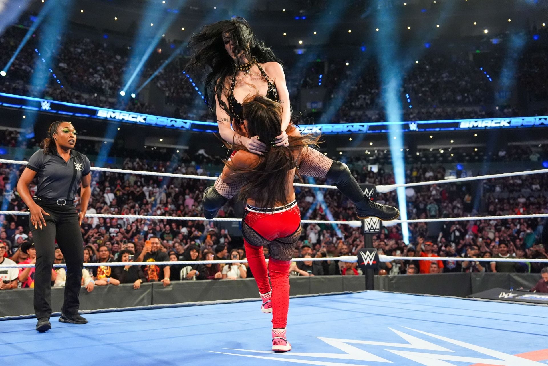3 Possible finishes to Nikki Bella vs. Paige on WWE SmackDown tonight