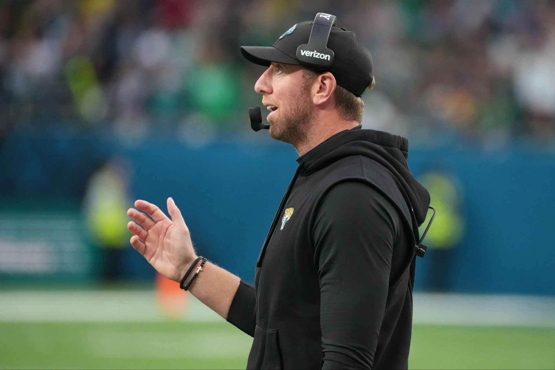 “Liam Coen’s game management lost that game” “Fakest 4-2 team”: NFL fans call out Jaguars HC over “egregious” decision vs. Texans
