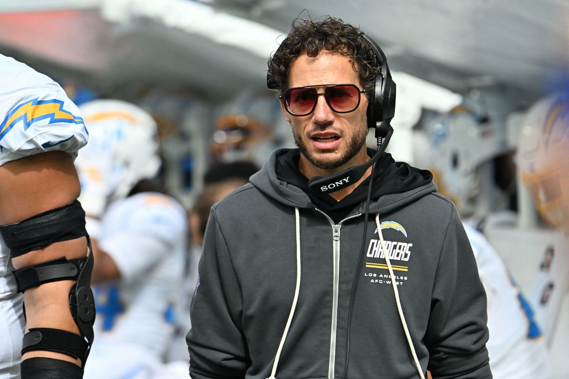 "Worst OC in the league," "Needs to be fired": NFL fans rip Mike McDaniel for "stupid" play calling as Chargers lose to Broncos