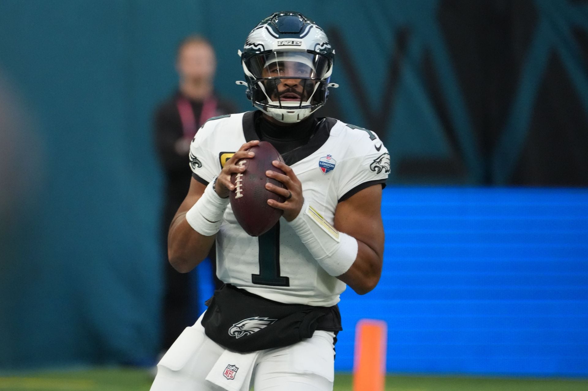 ”What is a superficial blood clot?!” “Make it make sense” : NFL fans accuse Eagles of “lying” about Jalen Hurts’ injury