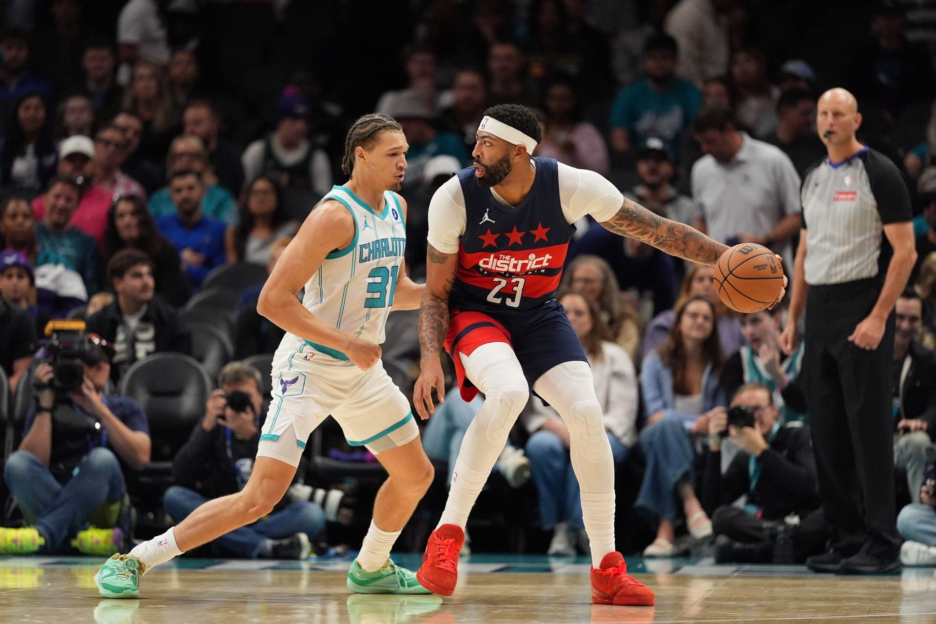 “Mr Glass Strikes Again”: NBA Fans Mock Anthony Davis’ Injury Woes as he Grabs Wrist in 4th Game of the Season