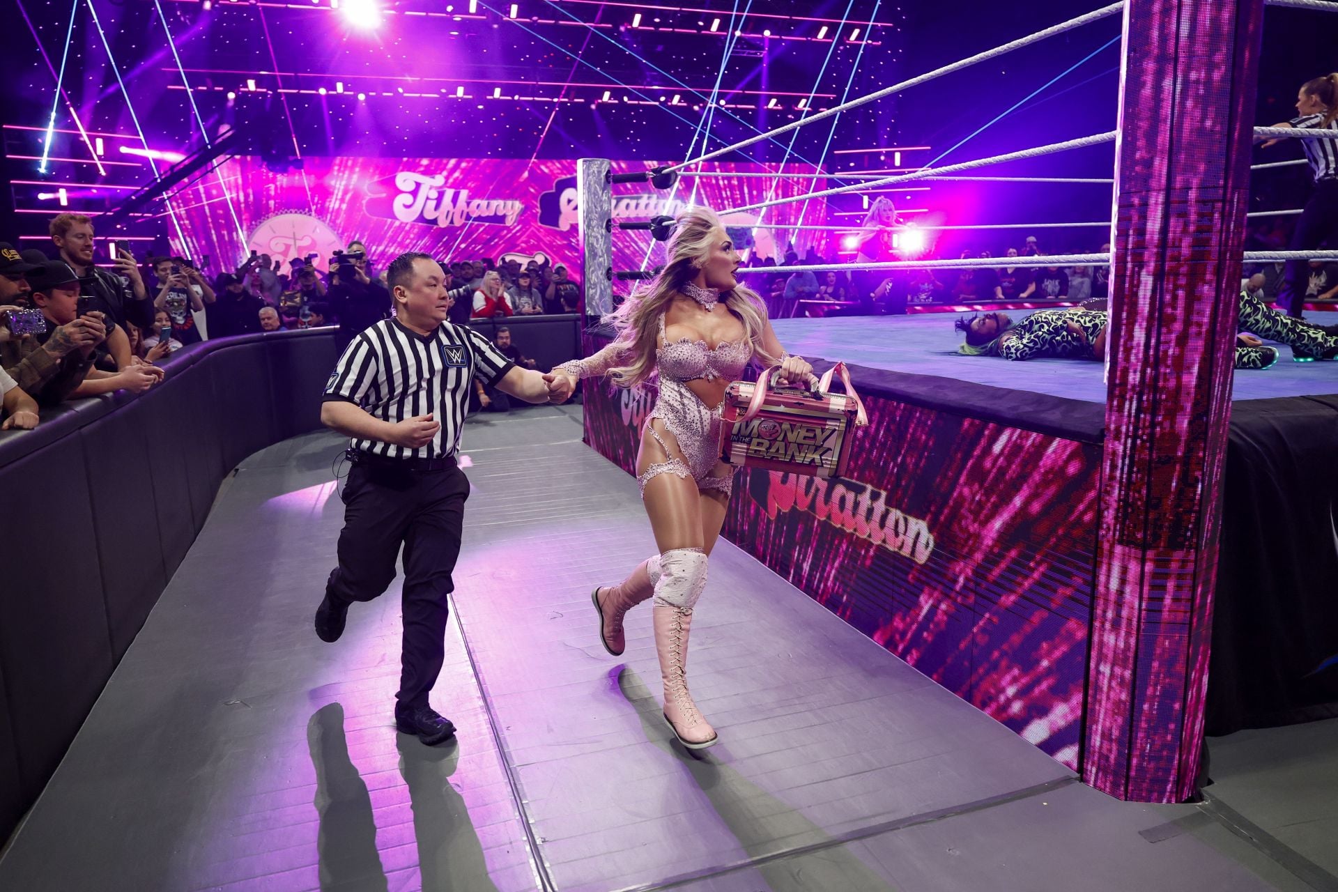 3 Potential Endings to WWE SmackDown Tonight