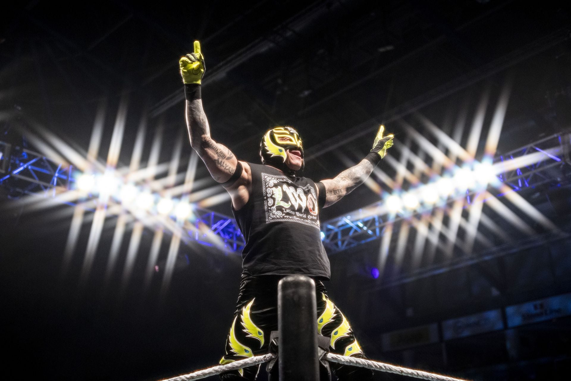 Merciless Assault: 7-Foot-Tall Giant Destroys Rey Mysterio Out of Nowhere on WWE RAW