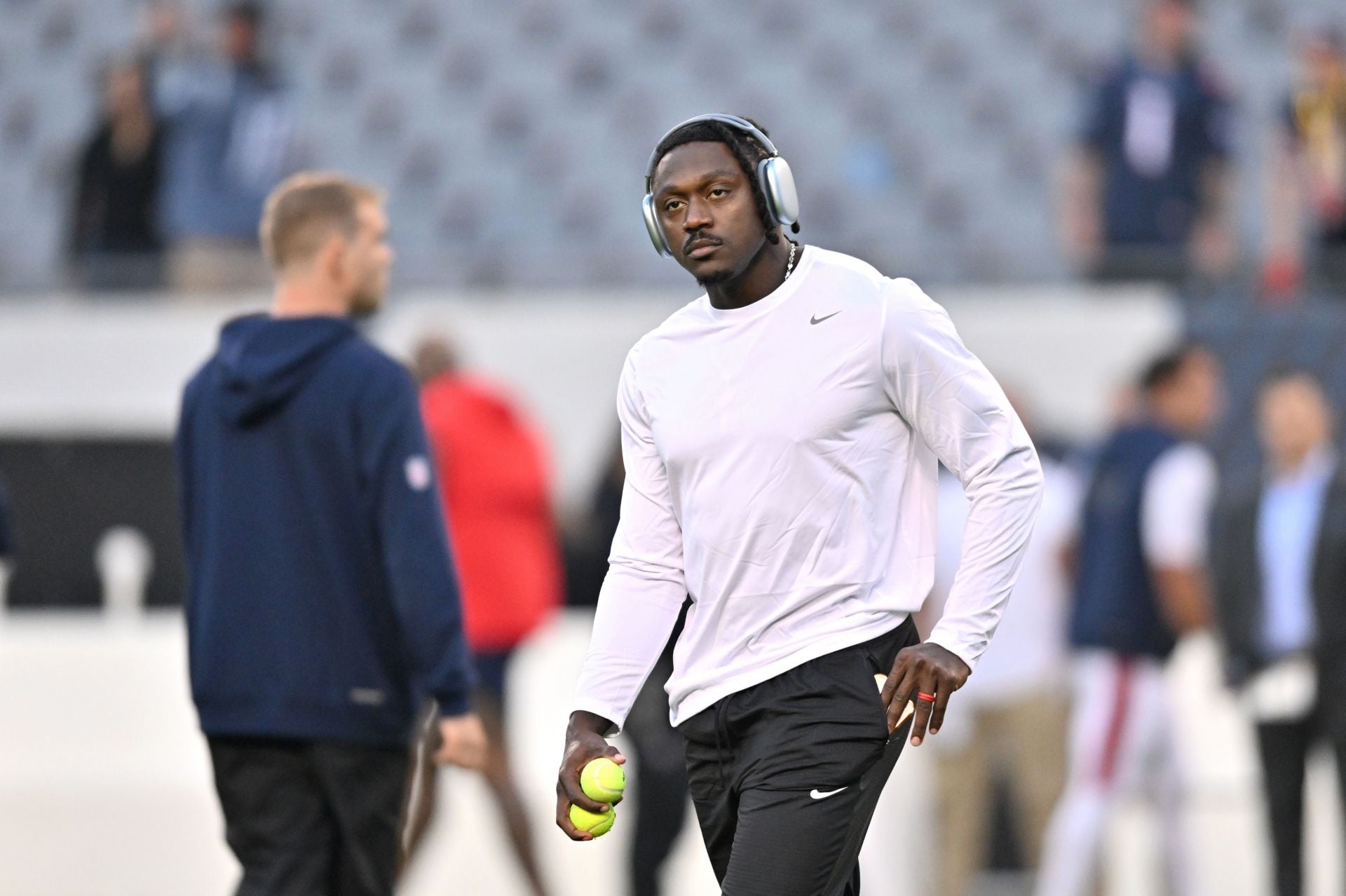 "He was mentally checked out," "Had no desire to be on the field": NFL fans rip A.J. Brown after 3-reception game in Patriots' loss on TNF