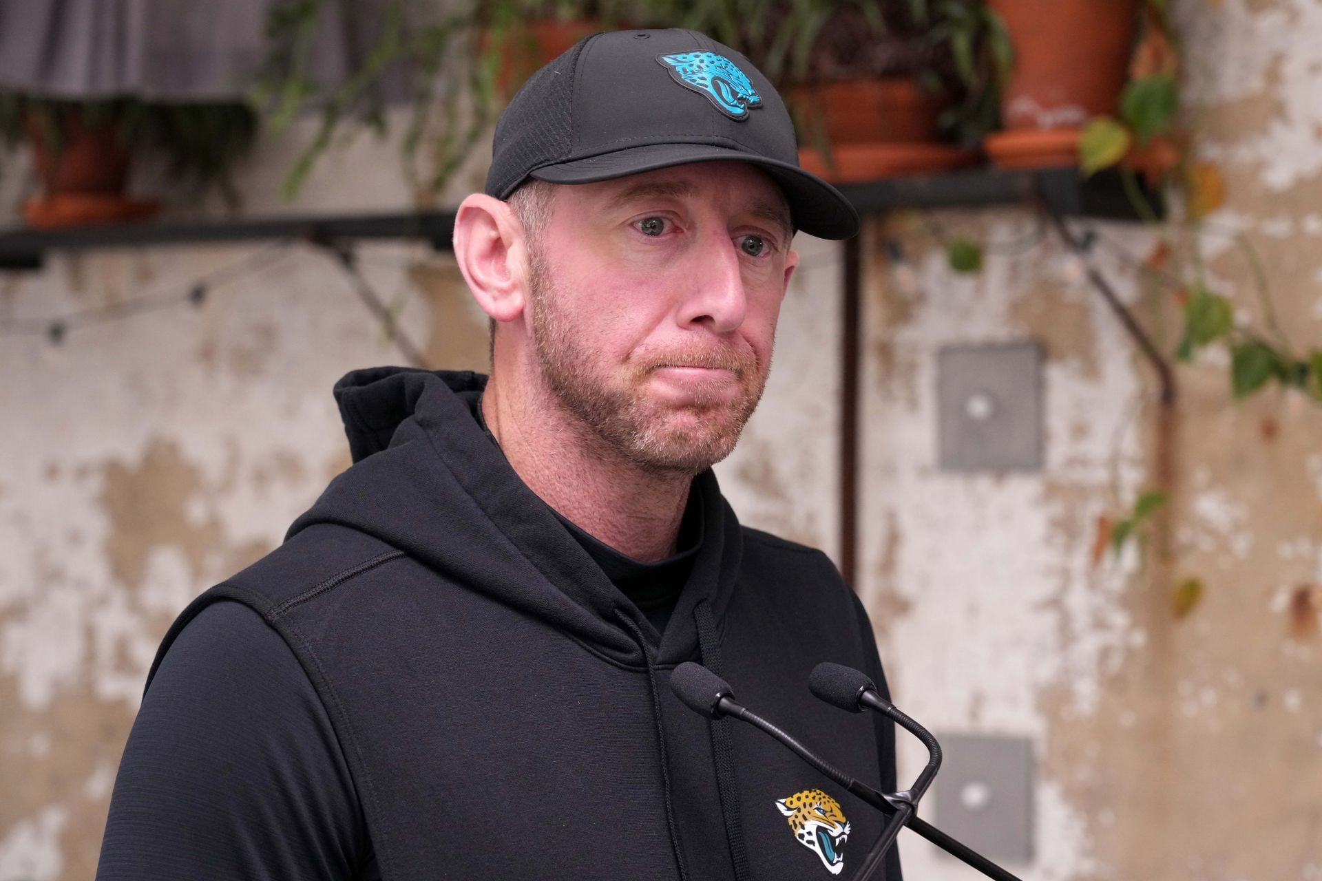 "Dumbest play ever," "Take the 3 points": NFL fans rip Liam Coen for "unbelievably stupid" play calling as Jaguars struggle massively vs. Eagles