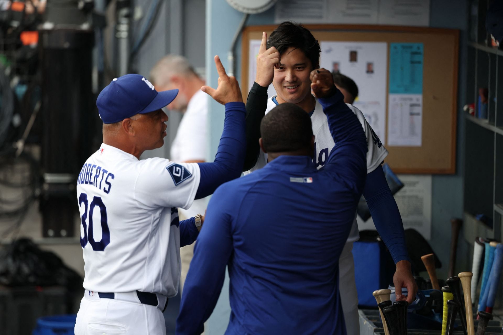 “I cannot stand Dave Roberts” – MLB world furious at Dodgers skipper over “smarter, better, tougher” remark during NLDS victory celebration