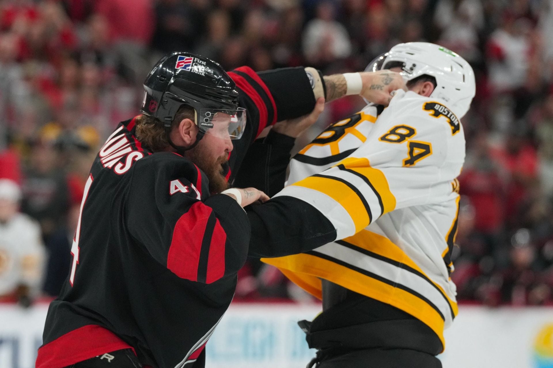 "Hockey fighting should be outlawed", "Reminds me of the enforcers era": Fans react to Jeannot vs Deslauriers heavyweight fight