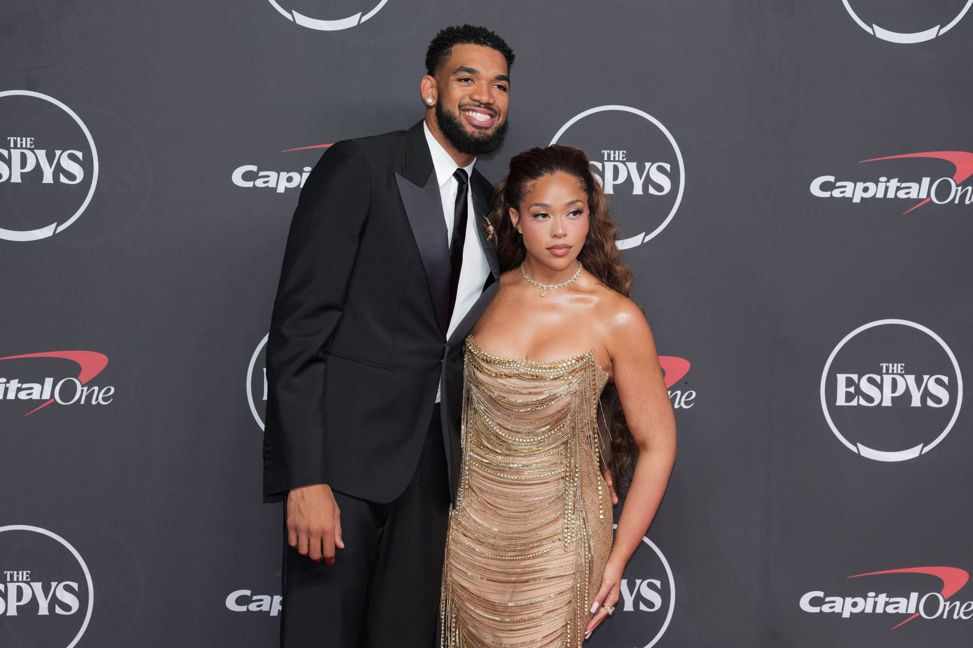 "He wanna be Ice King", "He better not have a bad game": Knicks Fans Go Wild Over Karl-Anthony Towns & Jordyn Woods’ Game of Thrones Halloween Cosplay