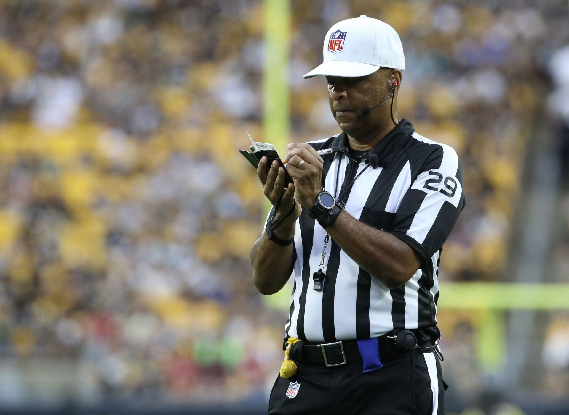 “Arrogance is getting out of hand”: NFL fans rip referee Adrian Hill over "unprofessional" behavior after accidental collision with Vikings LB