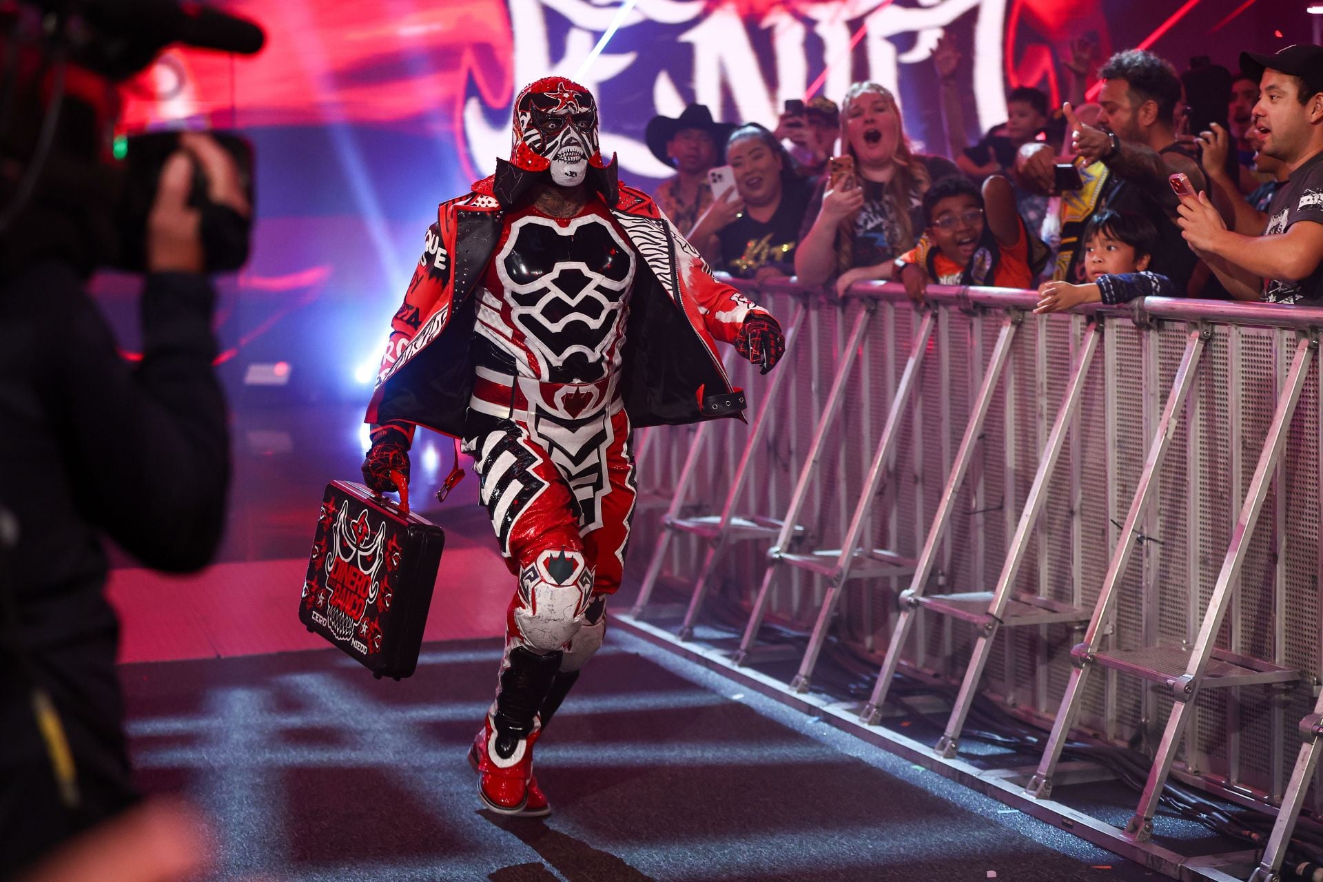 3 Reasons why Penta should stay off the Undisputed WWE Championship and focus on the World Heavyweight Championship
