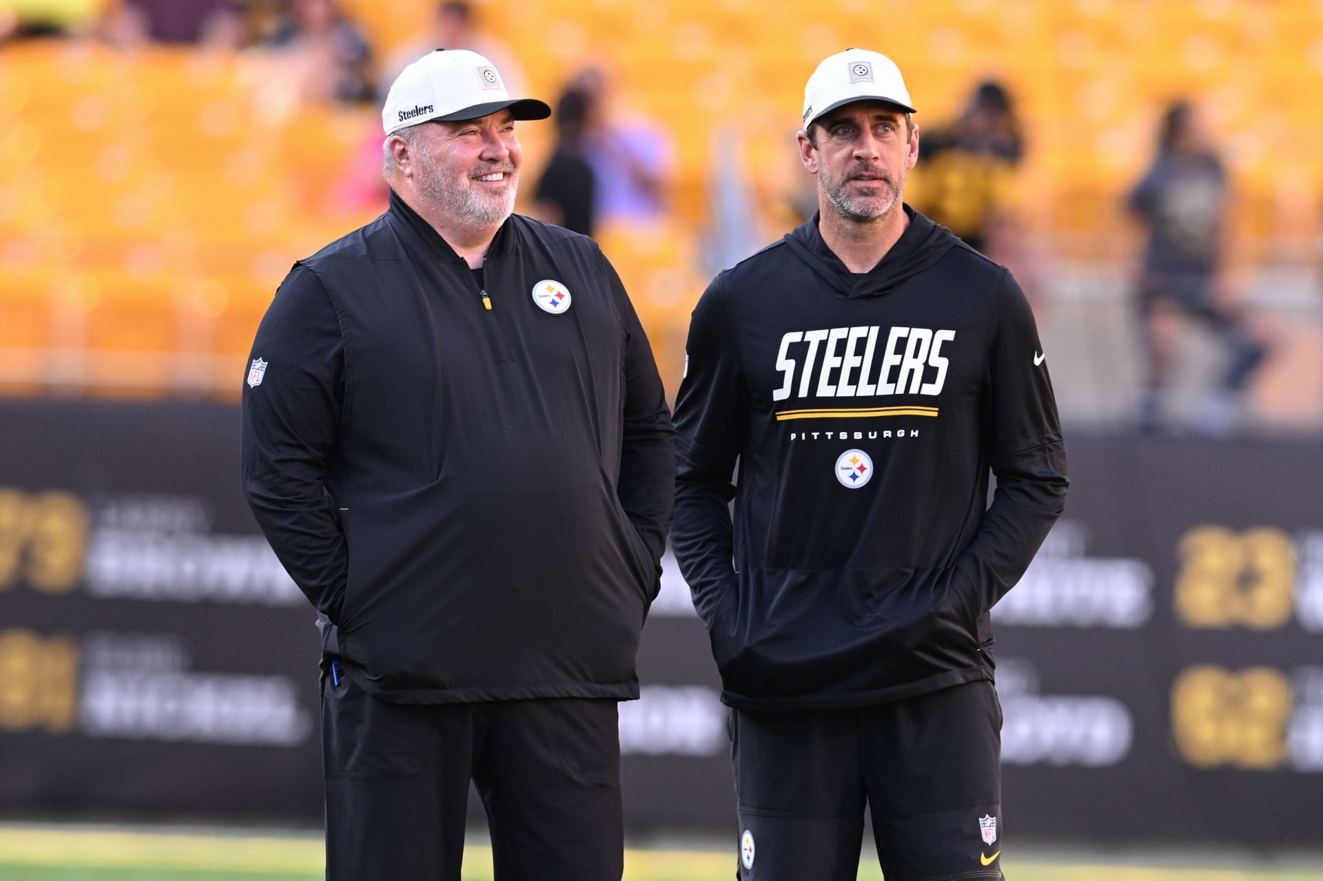 "Such a prick," "They hate each other": NFL fans react to Aaron Rodgers over NSFW exchange with Mike McCarthy during Steelers-Browns TNF
