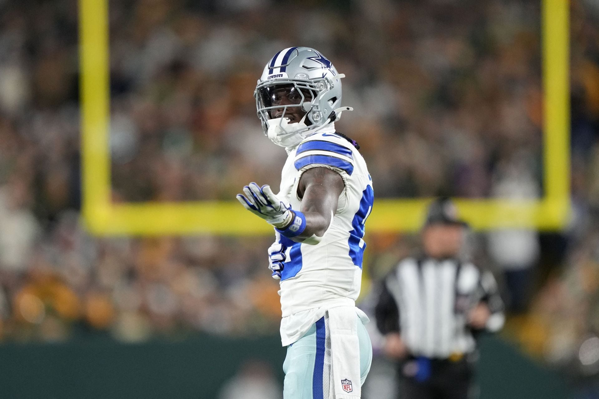 "Dude doesn't care about nothing," "Dez Bryant would never": NFL fans rip CeeDee Lamb for "laughing" with Packers players after Cowboys' loss