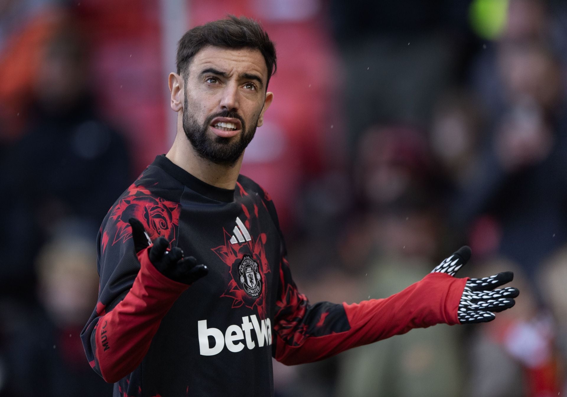 Arsenal legend labels Bruno Fernandes as 'poisonous' in the dressing room as he warns Manchester United captain about decision