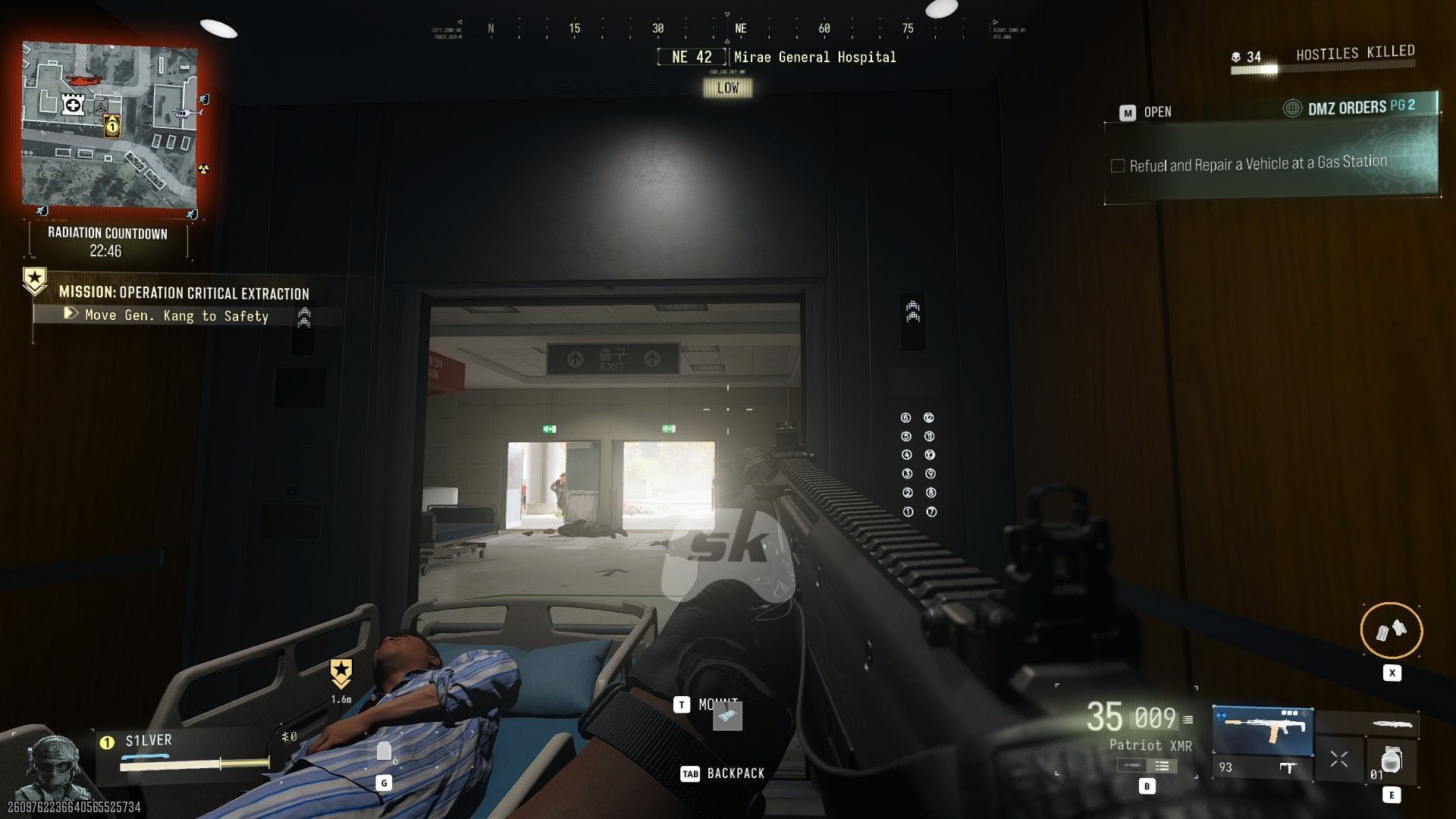 Screenshot oficial do DMZ de Modern Warfare 4 com o jogador empurrando a maca do HVT até o elevador
