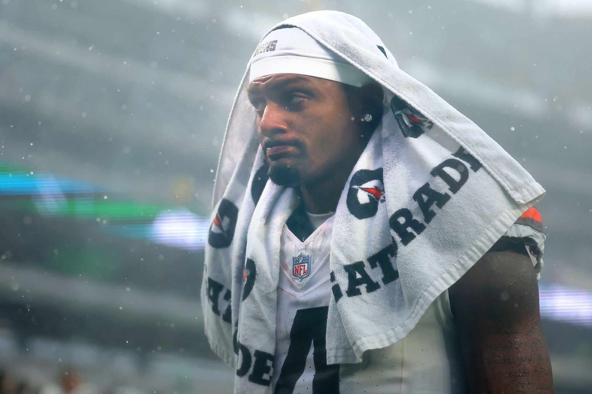 “Time to start Shedeur Sanders” “Should be cut”: NFL fans rip Deshaun Watson after 8-sack outing in shocking loss vs. Jets