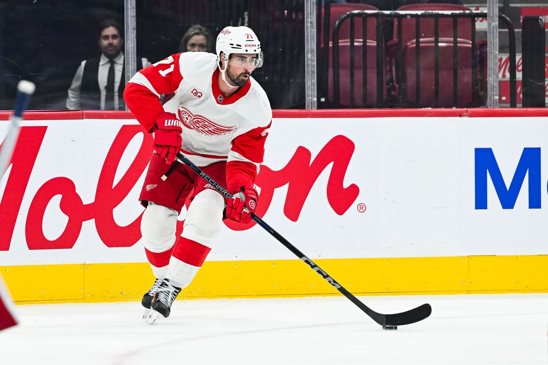 "Embarrassing begging him": Internet reacts to Canadiens fans' "We want Larkin" chants during Habs vs Red Wings