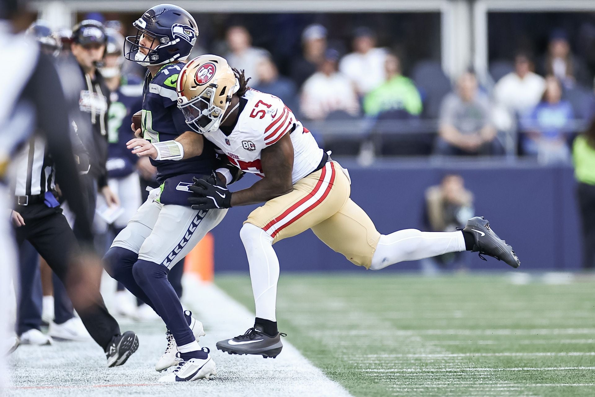 “Dirtiest player in the NFL” “Suspend that guy”: NFL fans rip “loser” Dre Greenlaw for headbutting Seahawks LB after late hit on Sam Darnold