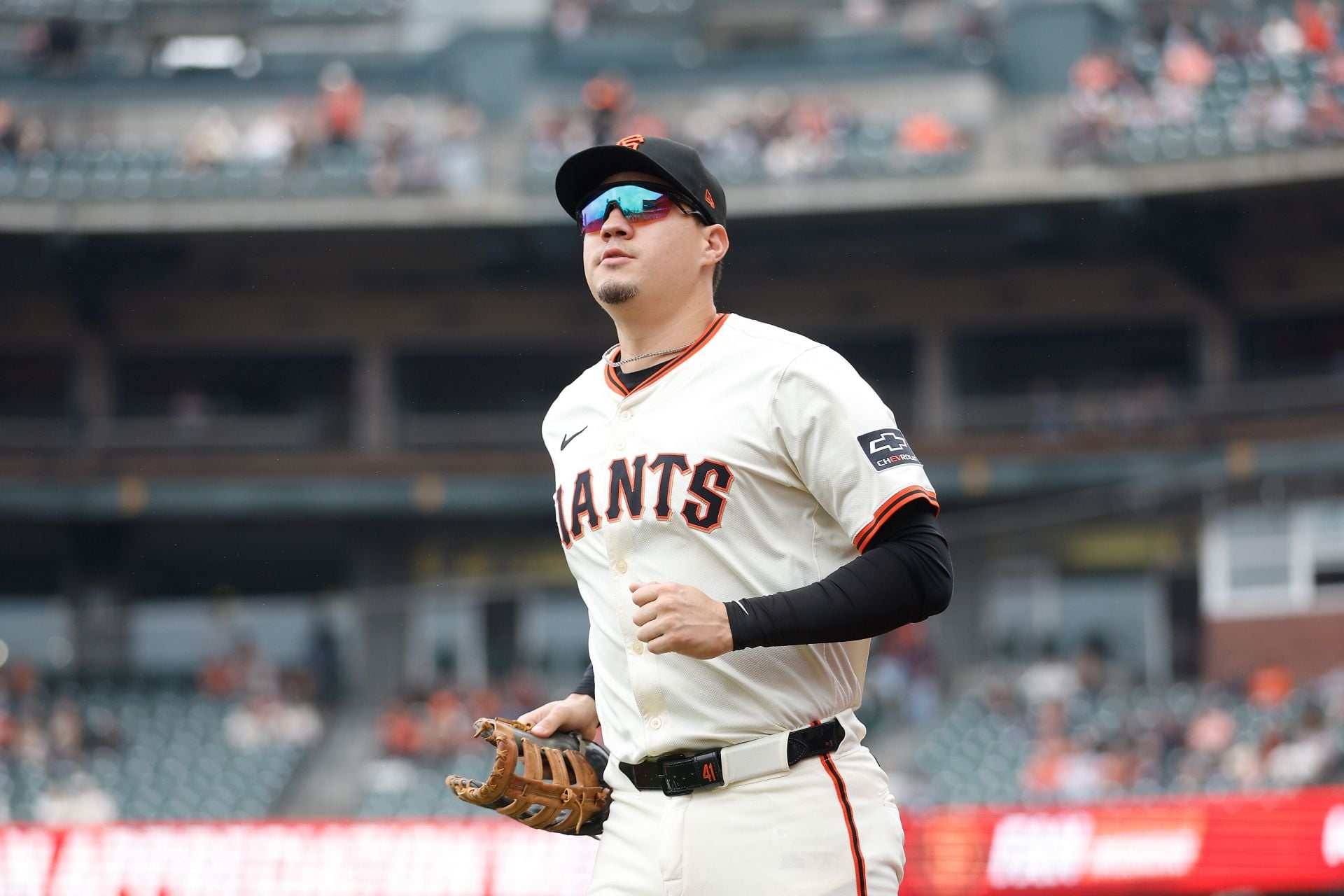 "Beauty" - MLB wives gush over Wilmer Flores' wife Ivonelis' chic open plaid coat look in pregnancy photoshoot
